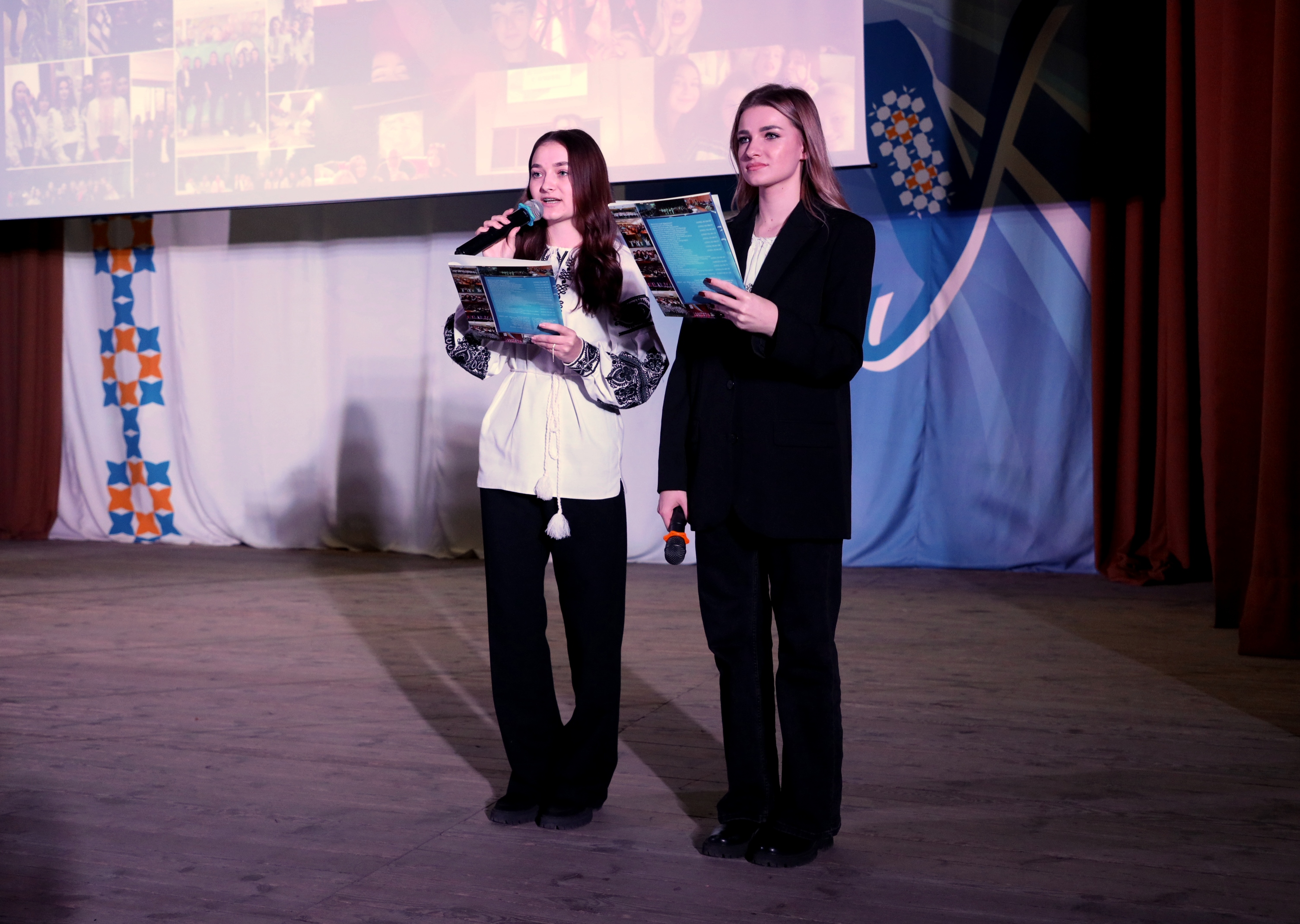 Ведучі вітають гостей.